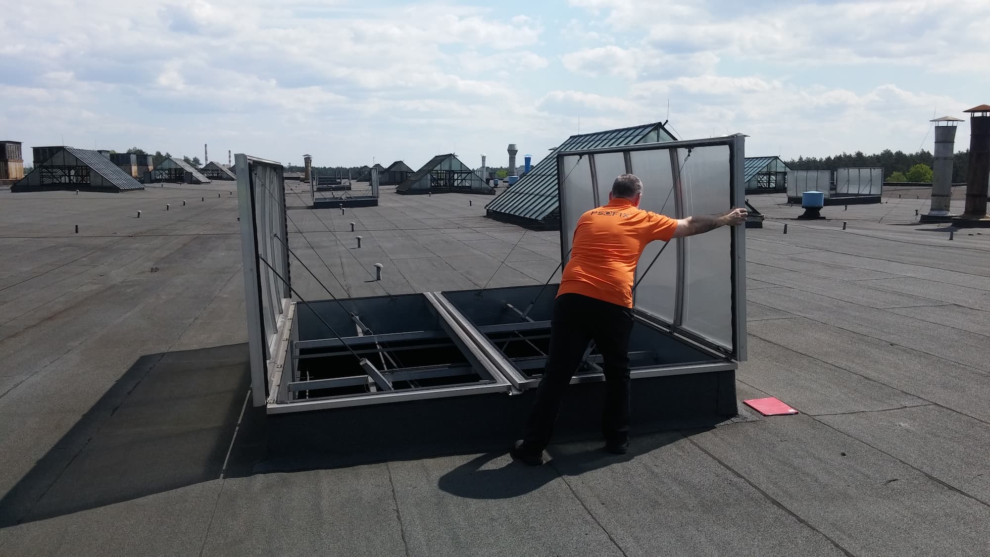 Serwis klapy oddymiającej na dachu budynku